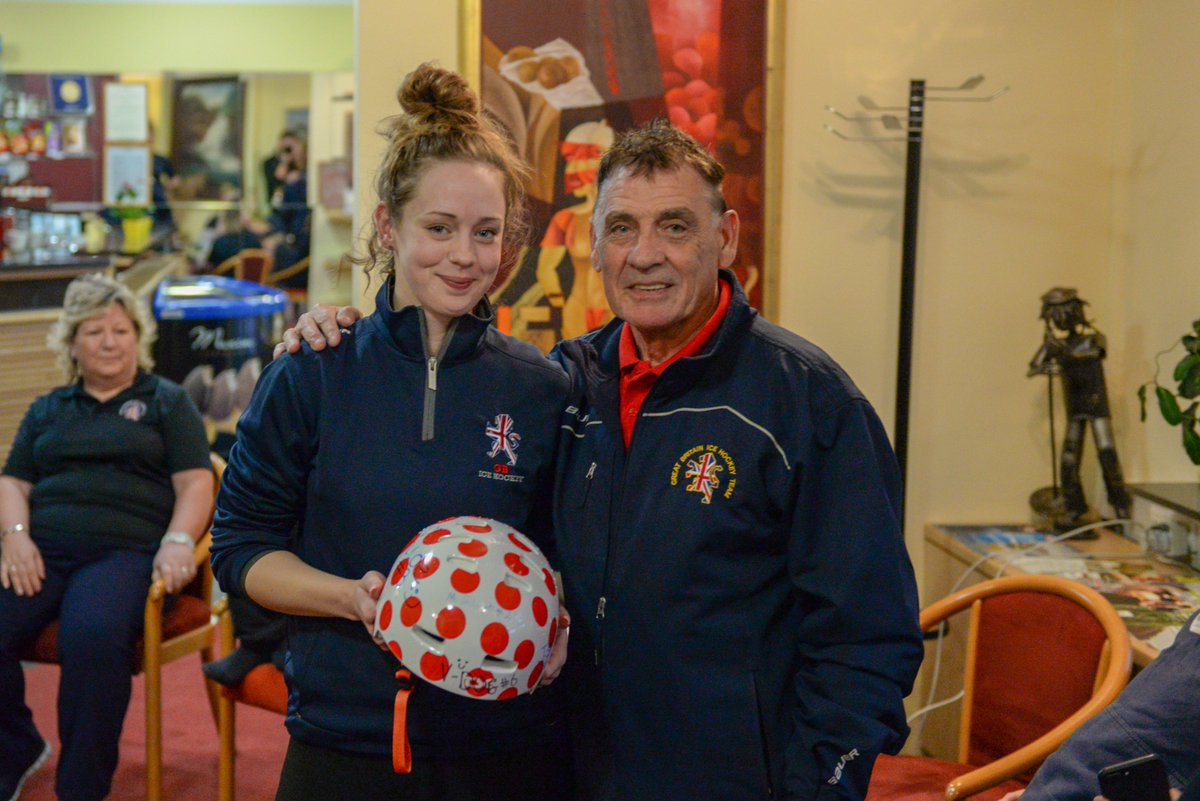 JC's hardest-working hat award from this afternoon's game with Australia Women went to netminder <a href="/ManthaBolwell/">Samantha Bolwell</a> - with thanks to @BauerHockeyUK for the gifts which were also presented. #Lionessroar