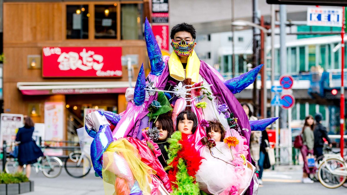 VogueRunway's tweet photo. Tokyo street style does not disappoint: https://t.co/lZWEPujDjN https://t.co/WwW0nHp4kg