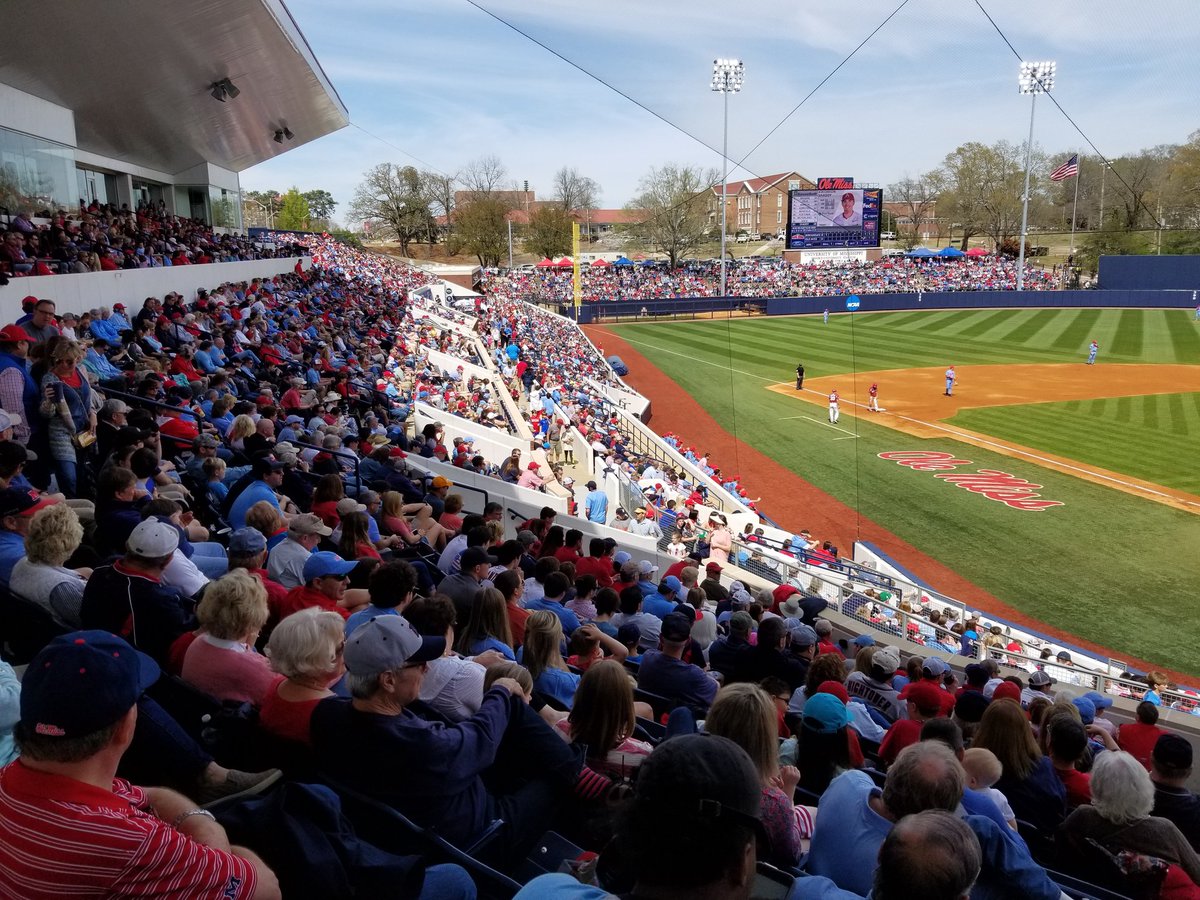 JeffRoberson_'s tweet image. Super Regional sized crowd on March 31. @OleMissBSB @VisitOxfordMS