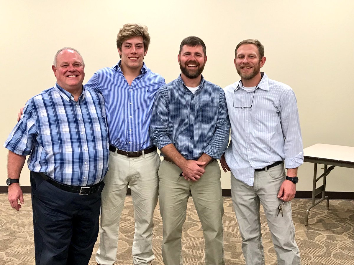 tyboeck1's tweet photo. Thankful for a great night with great people. Gonna miss the memories we made this season. https://t.co/F6BBXyCHWs