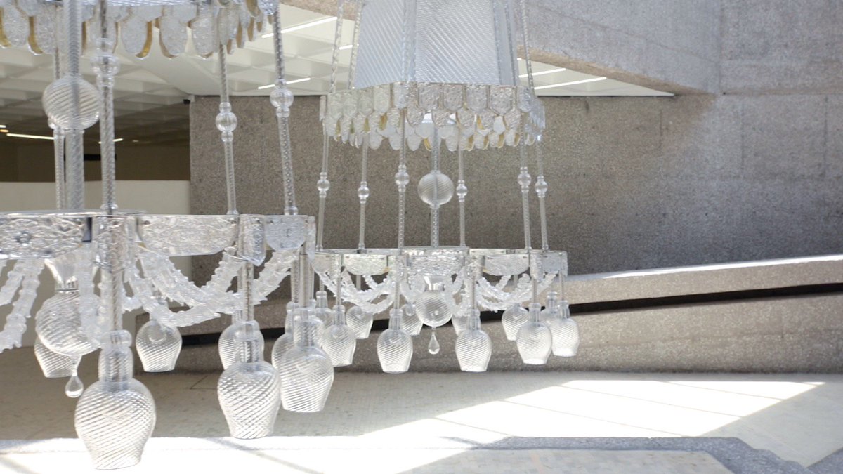 Reforma's tweet photo. 📹#VisitaGuiada te acerca a los candelabros de murano de #CerythWynEvans, que, aunque no lo parezca, también producen sonidos… Sólo en el @museotamayo  🔓#ACCESOLIBRE https://t.co/sMOr7koqZ1 https://t.co/w9iuxpQsoQ