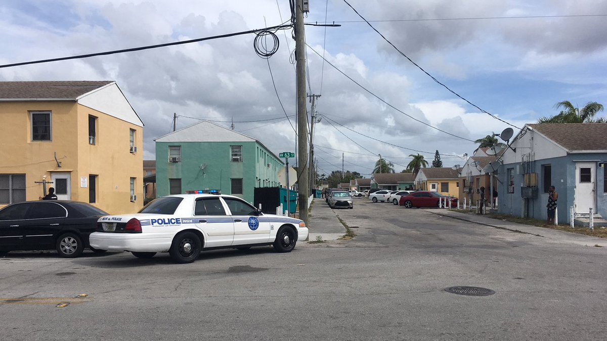 #BREAKING 3-year-old child wounded in early morning shooting in Miami, police say bit.ly/2pV7jwE https://t.co/CekNZOrWjn