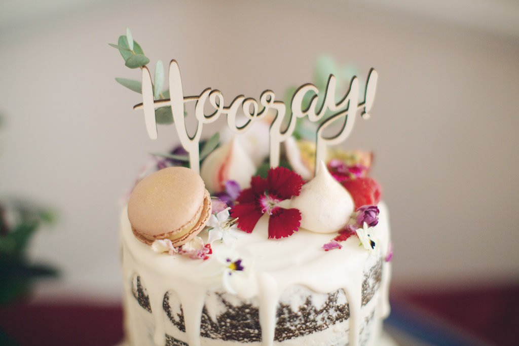 ** H O O R A Y ** We just got married and our cake is AMAZING! Red velvet bottom tier and ginger top tier (YUM)! All covered with Italian meringue and decorated with edible flowers, macaroons and mini meringues from <a href="/pudding_pantry/">The Pudding Pantry</a>. 🤤😍 #thesweetlife 
📷 Sasha Lee Photography