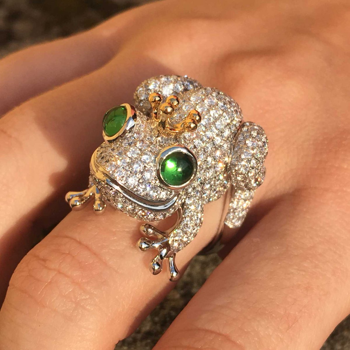 Tired of Easter bunnies? Here's a happy Easter frog.
ow.ly/k8pa30jetB9 #animals #frog #jewels