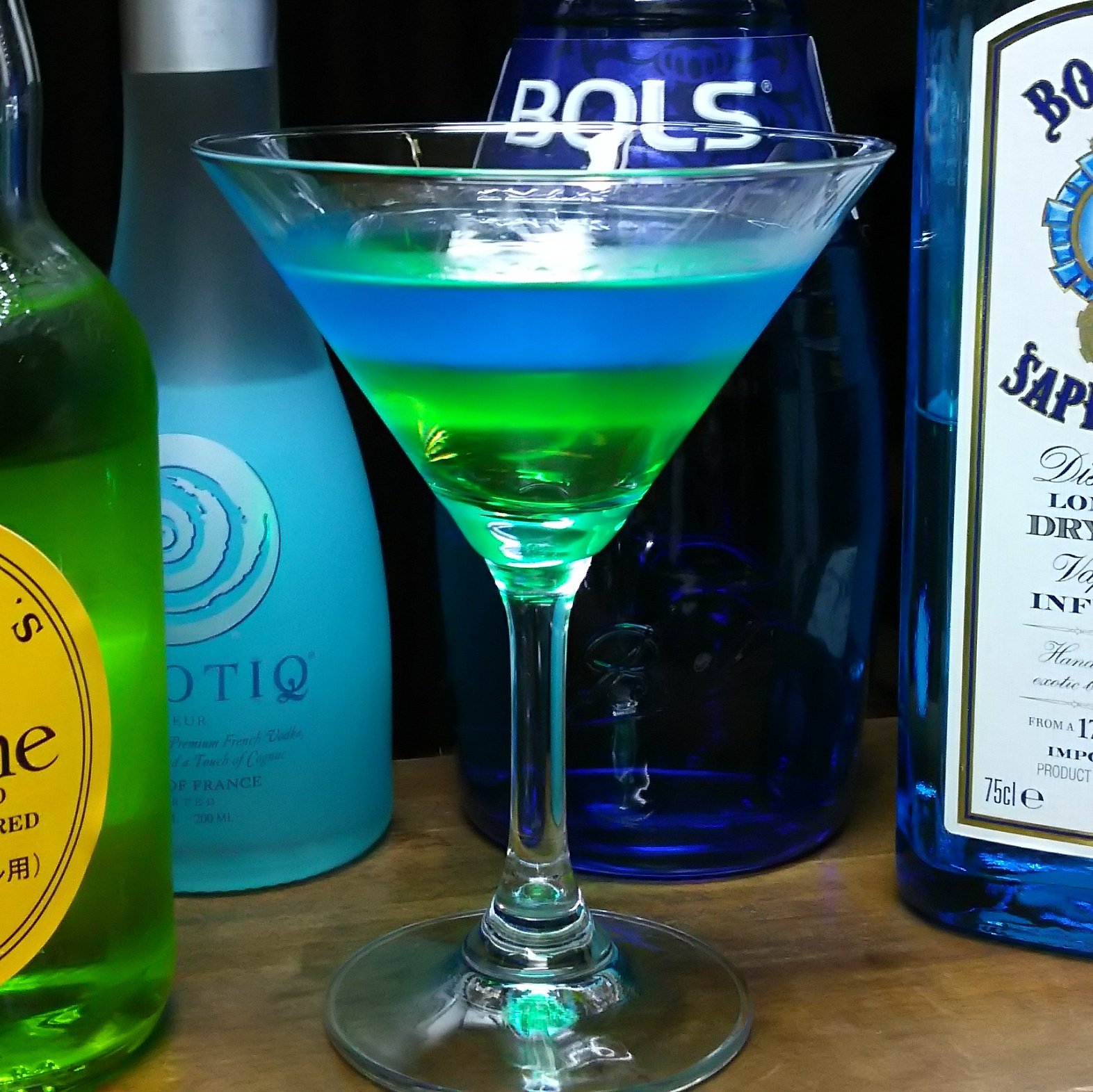 טוויטר 私設xm研究所 東海支部 בטוויטר 我がサークルのオリジナル カクテル イングレス マティーニ 青と緑が美しいカクテル ジンの味がしつつ ヒプノティックの爽やかな甘さを感じられる一品 前代の代表が好きだったゲームが元ネタとか T Co