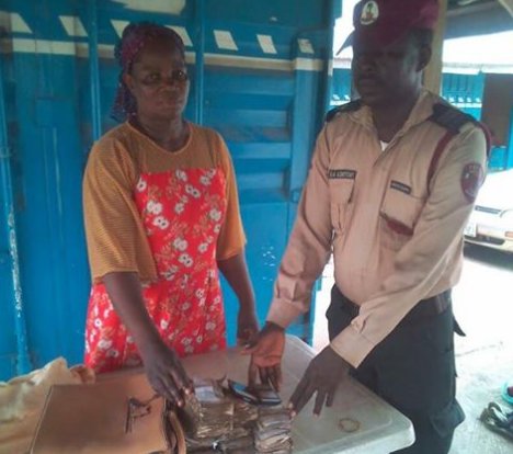EtrafficNG's tweet photo. #FRSC Corps Marshal, Oyeyemi commends Officers and Men of Ogunmakin Unit Command on Lagos/ Ibadan expressway as they handed over the sum of #2,096,770.00 recovered from a crash victim to his relative today #RT to appreciate this #honest Nigerian. https://t.co/XoKwYOiIPo