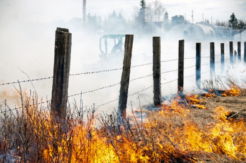 CanFireCulture's tweet photo. It's that time of year when grass fires and winter driving conditions can happen in the same day! Take care on the roads and use caution when cleaning up around your property.
Have a safe and happy long weekend!
#SpringInCanada
#ChangingConditions
#HappyEaster https://t.co/qCiyx9xtC9