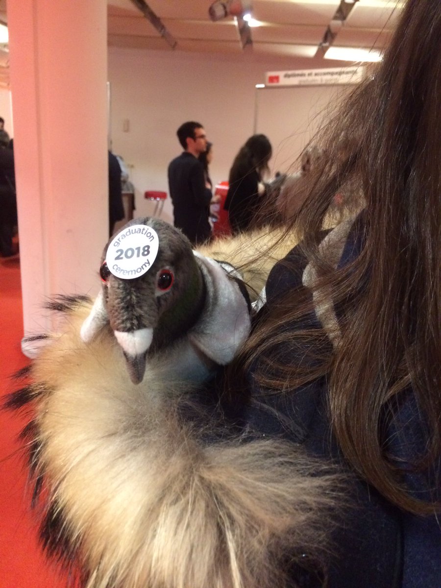 Il n'y a pas que des diplômés à cette remise des diplômes #emlyon ! Bravo les #earlymakers 🚀