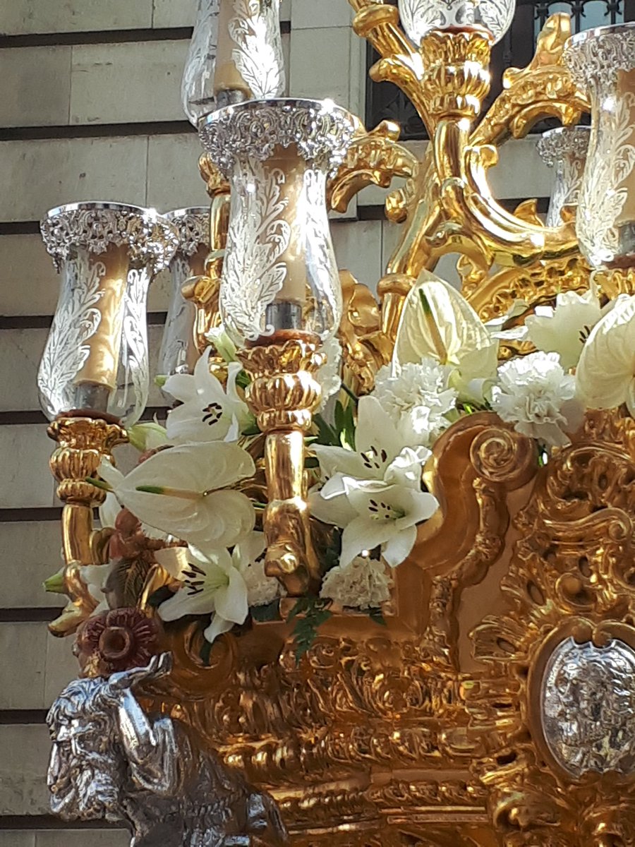 MtsJoling's tweet photo. Ook tijdens processie in Sevilla zijn #lelies onmisbaar #Pasen #bloembollenteelt https://t.co/yzrj7tFHlb