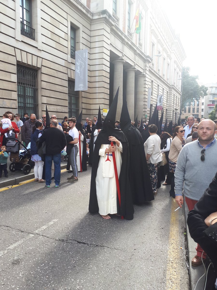 MtsJoling's tweet photo. Ook tijdens processie in Sevilla zijn #lelies onmisbaar #Pasen #bloembollenteelt https://t.co/yzrj7tFHlb