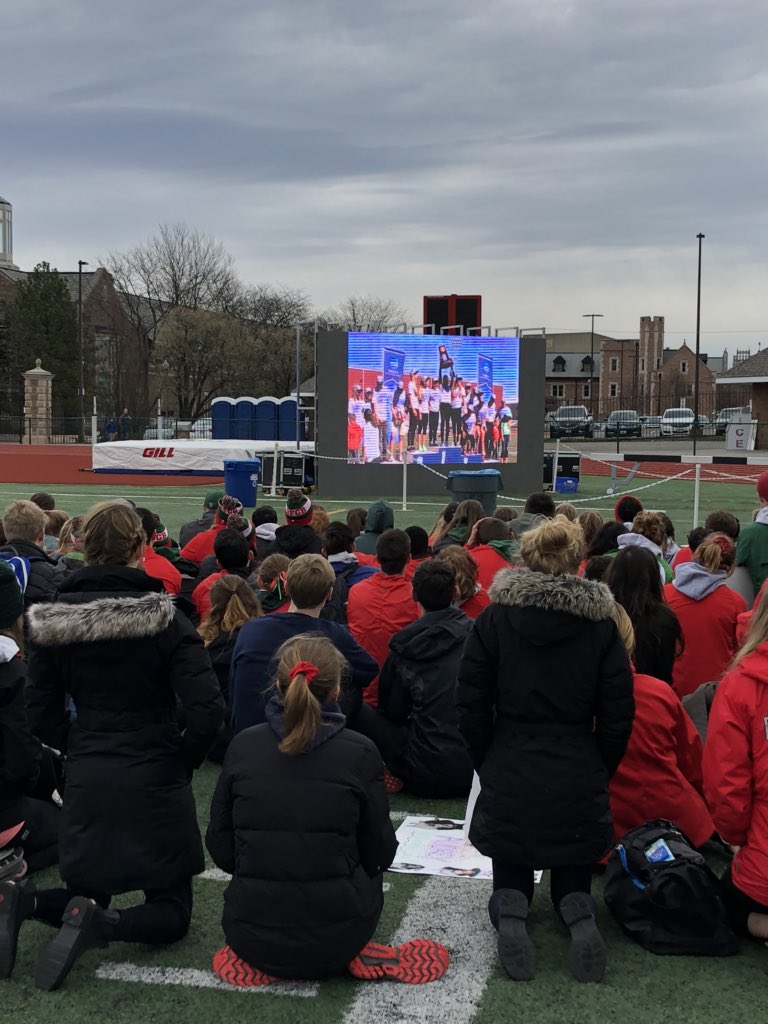 BurtonSara11's tweet image. .@WASHUBears @WASHU_XCTF National Champions! Scholar champions! #rfgb #wateroverrock #twoteamsonefamily