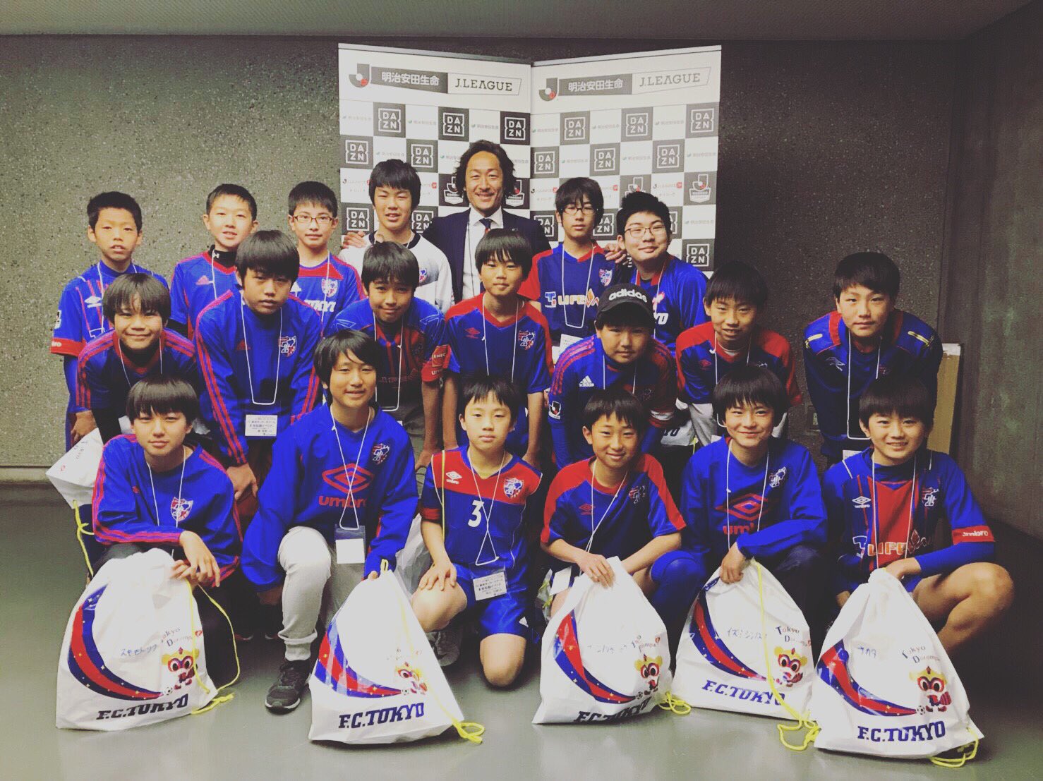 石川直宏 Fc東京サッカースクール フットサルスクールを年中から小学校卒業まで計8年間通い続けた選手達の卒業イベント 卒業おめでとう Fc東京サッカースクール Fc東京フットサルスクール 8年選手 卒業 Fc東京ファミリー Fctokyo Fc東京 Tokyo 石川直宏 Fc東京サッカースクール フットサルスクールを年中から小学校卒業まで計8年間通い続けた選手達の卒業イベント 卒業おめでとう Fc東京サッカースクール Fc東京フットサルスクール 8年選手 卒業 Fc東京ファミリー Fctokyo Fc東京 Tokyo