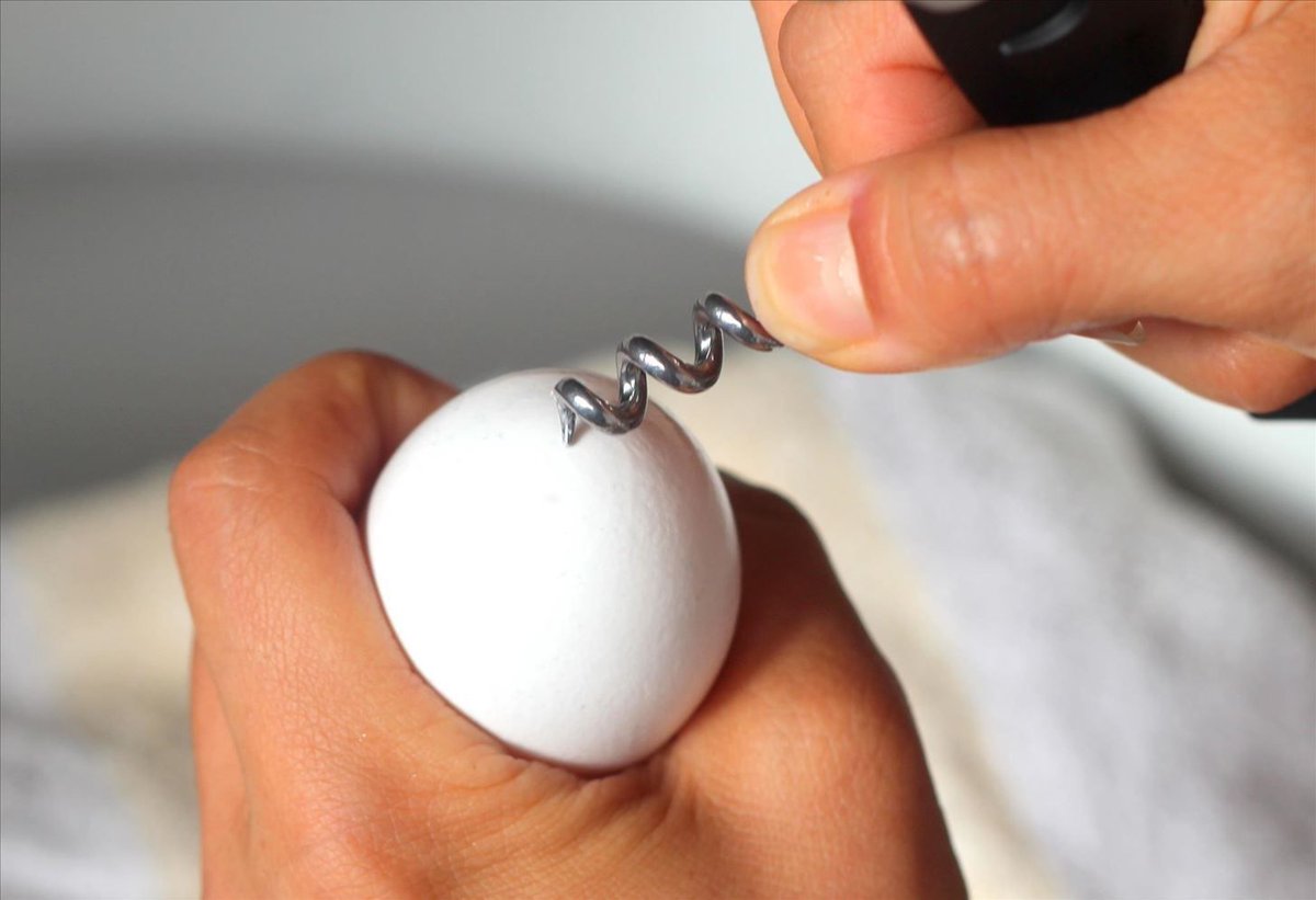 Bake cake in real eggshells to celebrate both April Fool's Day AND Easter this weekend. buff.ly/2pQWbAb