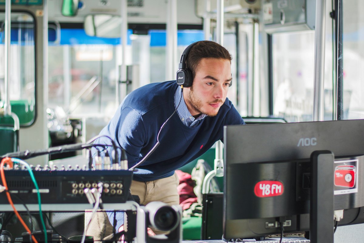 AntoineDemou's tweet photo. Super expérience à la régie des émissions des étudiants en "journalisme" de l' @UniversiteLiege pour le #StudioBus en direct sur @48fm 📻🚌 #Liège #Radio https://t.co/R6kg5lL5iN