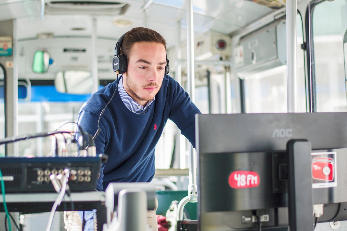 AntoineDemou's tweet photo. Super expérience à la régie des émissions des étudiants en "journalisme" de l' @UniversiteLiege pour le #StudioBus en direct sur @48fm 📻🚌 #Liège #Radio https://t.co/R6kg5lL5iN