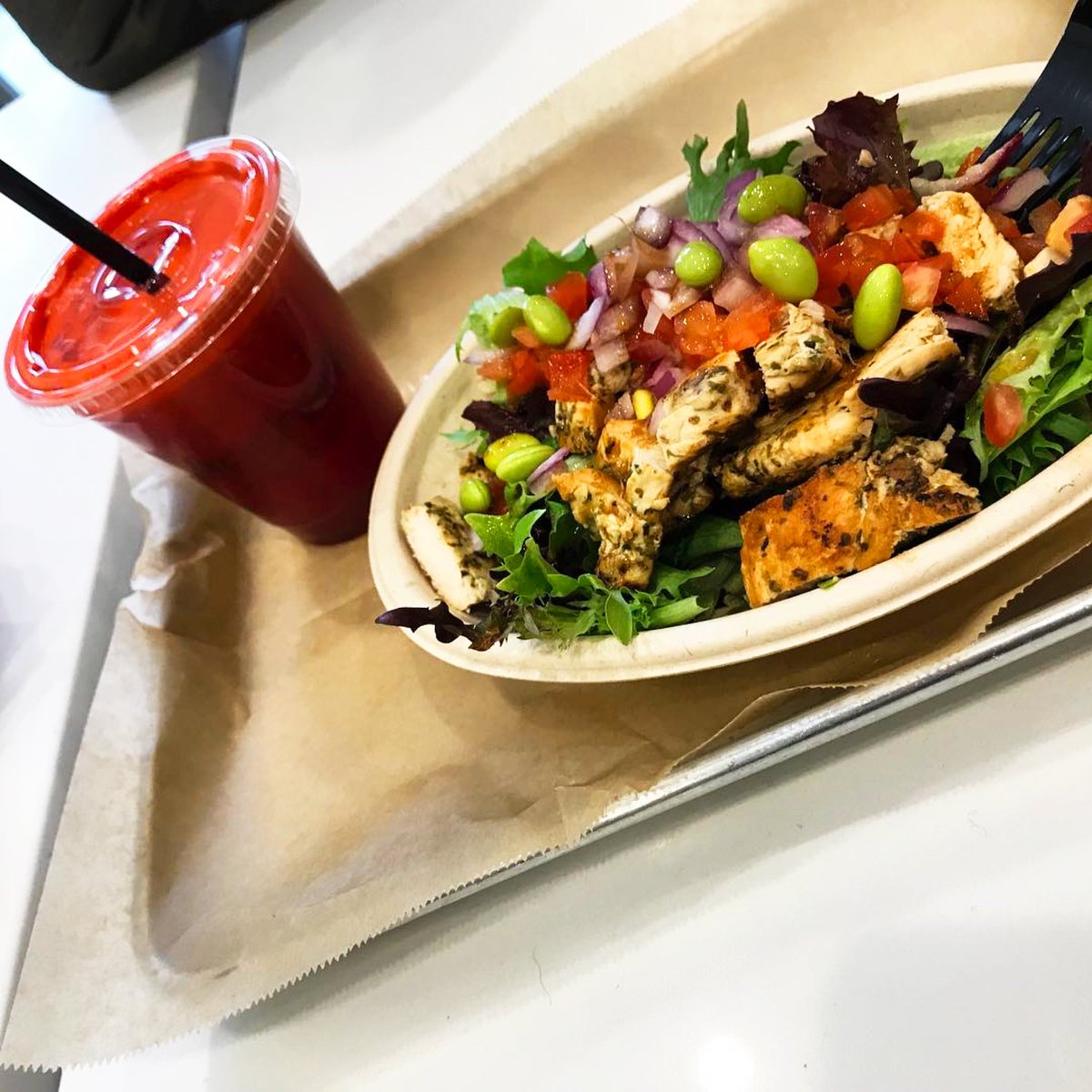 FresharkJuice's tweet photo. not only are these colorful one-bowl-wonders mesmerizingly eye-catching, but they also serve as an easy way to get all the nutrients &amp; energy you need in just one meal  #rightineverybite #freshark
📸 by https://t.co/VTcVIgvJhp Leading Lady https://t.co/VqxjmEh4NM