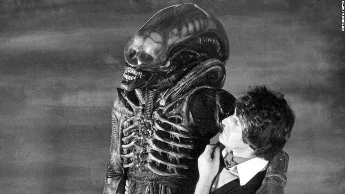 С кем то был чужой. С кем то был чужой. С кем то был чужой. Чужой из сигурни уивер. Чужие против хищника реквием 2007.