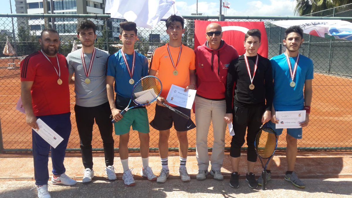 GSB_Mersin's tweet photo. TENİS GENÇLER GRUP BİRİNCİLİĞİ SONA ERDİ 

Türkiye Okul Sporları Federasyonunun 2018 yılı faaliyet takviminde yer alan “Okul Sporları Tenis Gençler Grup Birinciliği” sona erdi.

https://t.co/I6w4xyY87t 
@OA_Bak @farukozcelikgsb @mehbaykan @sagunes40 https://t.co/pYEkBJutKw