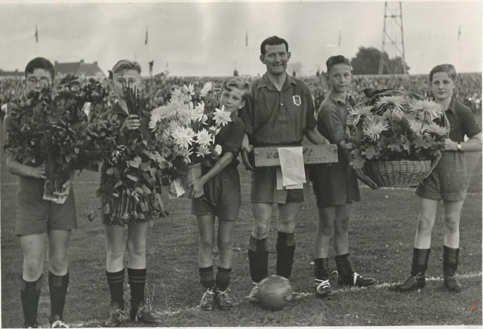Nico_023's tweet photo. 1950 - Afscheid #kicksmit aan de Jan Gijzenkade. #hfchaarlem
#stadzonderclub https://t.co/KSK2Od8QRg