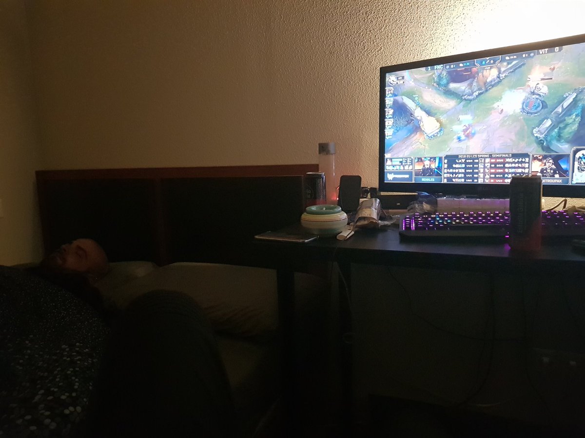 Dani_Picos's tweet photo. Teneis razon, hay alguien dormido #LCSEULVPSemis2 @LVPibai @LVPesLoL @ernesbarbeq https://t.co/qw9HBWRQlw