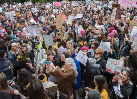 Hundreds take to streets in reaction to Belfast rape trial  buff.ly/2E9Z304