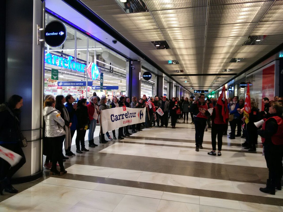 Avec #Carrefour c'est: 350 millions aux actionnaires, 57 euros pour les employés.Situation inacceptable. Ds tt le département la #LFI soutient ce combat pour la dignité. <a href="/CgtcarrefourHyp/">cgt carrefour hyper</a> <a href="/CarrefourCgt/">Cgt Carrefour PROXIM</a> @MehdiRouiti1 <a href="/Ugobernalicis/">Ugo Bernalicis φ</a> <a href="/AQuatennens/">Adrien Quatennens</a>