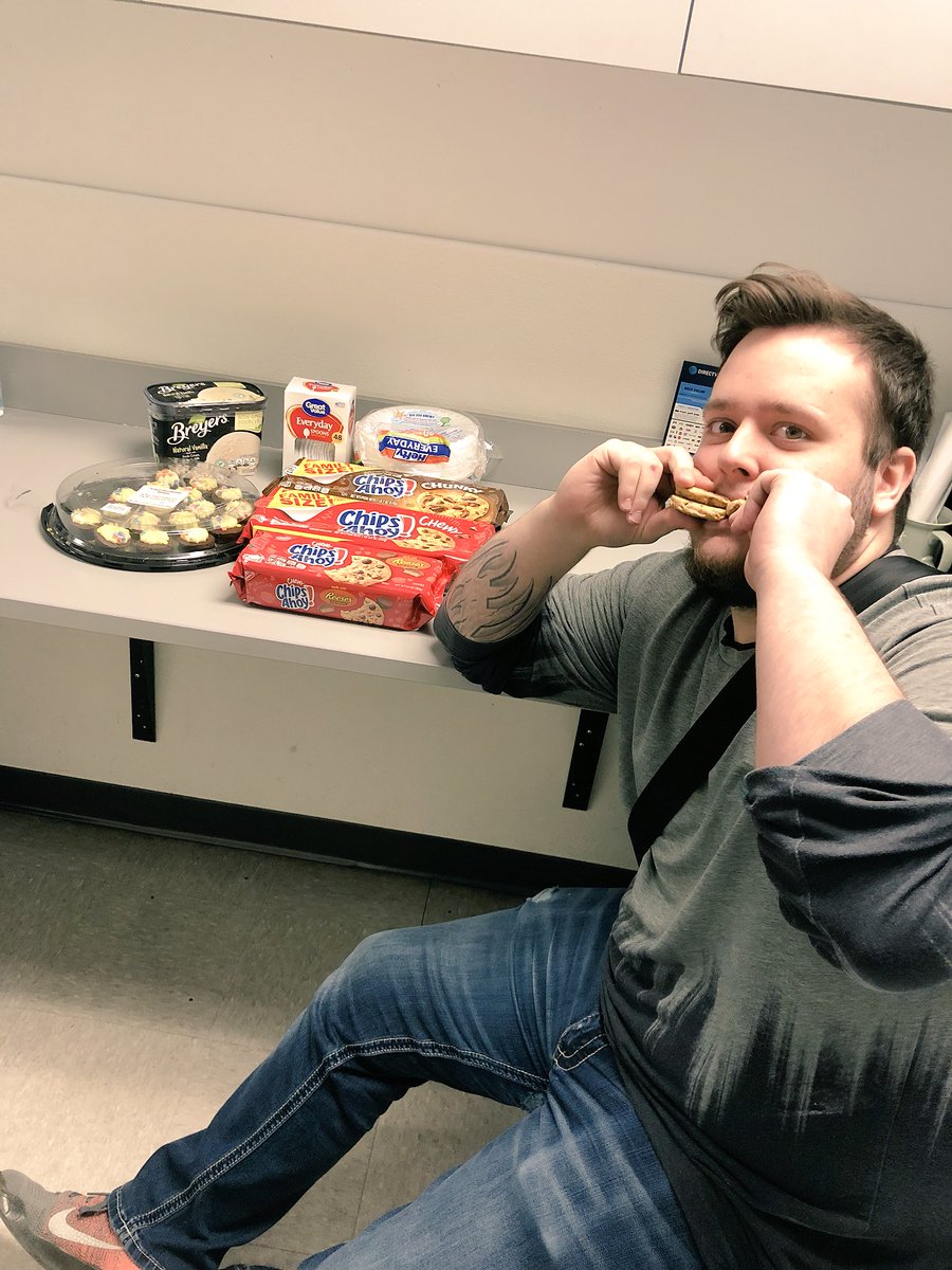 Leavenworth_ATT's tweet image. Rsc Brandon was excited that the Easter bunny came early!! 🐰🍪 #MoKanDo #MidStatesProud  @THE1DMANN