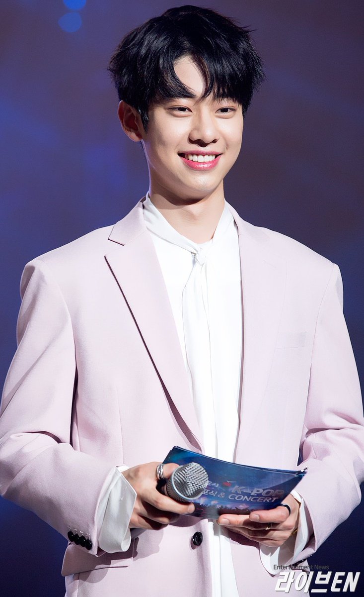 kdh_words's tweet photo. MXM 김동현, 여심 사로잡는 만찢남 비주얼

그룹 MXM(임영민, 김동현)이 참석하여 MC진행을 맡고 있다. https://t.co/vw42Tn4rvO