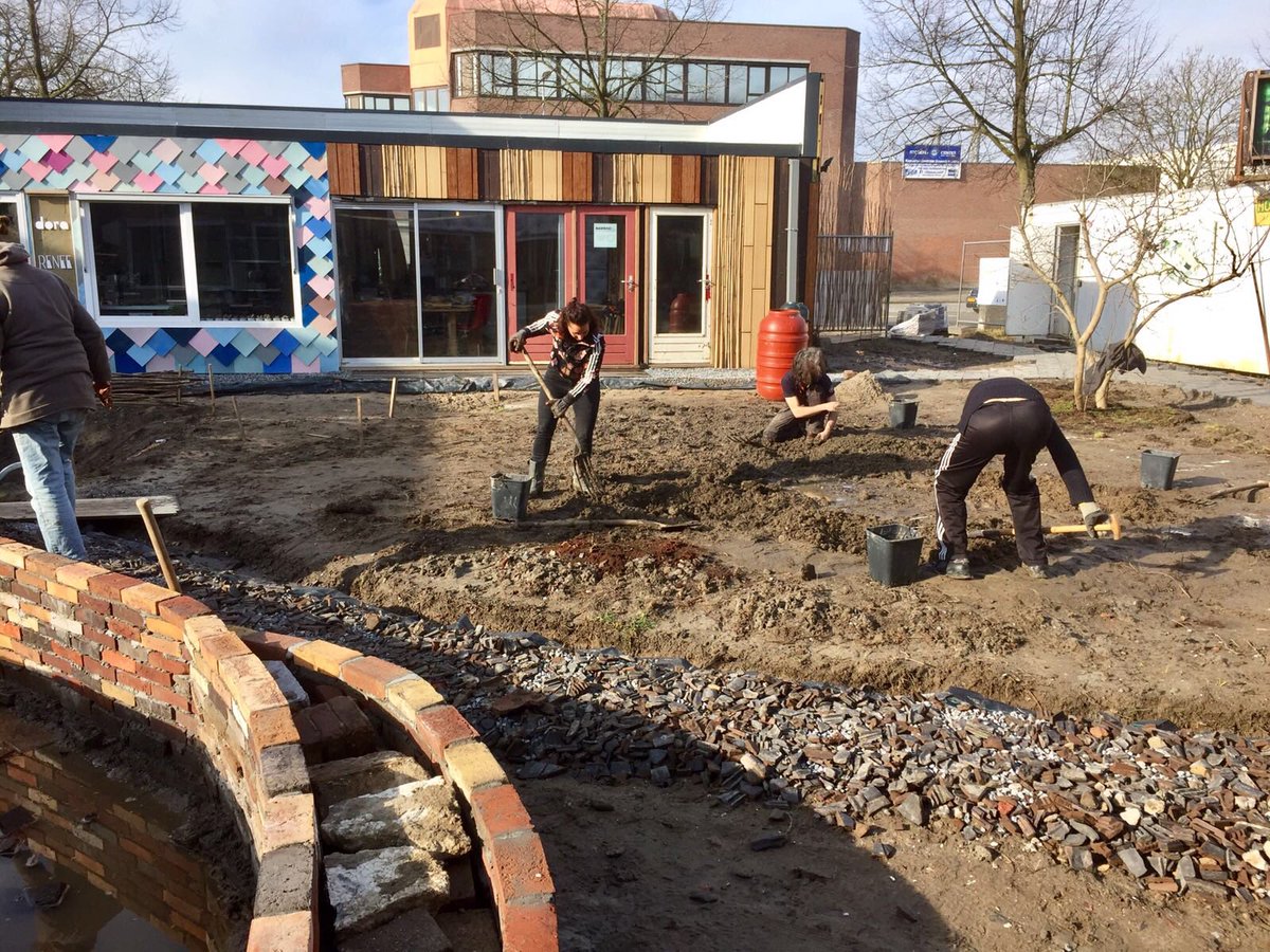 hofvancartesius's tweet photo. Nog even wachten en das ie echt groen! Dagje spitten en bomen planten met onze hofkanjers. #hoftuin #cooperatie #26fruitboompjes #moestuinbijnaklaar https://t.co/yKVPD6wLK8
