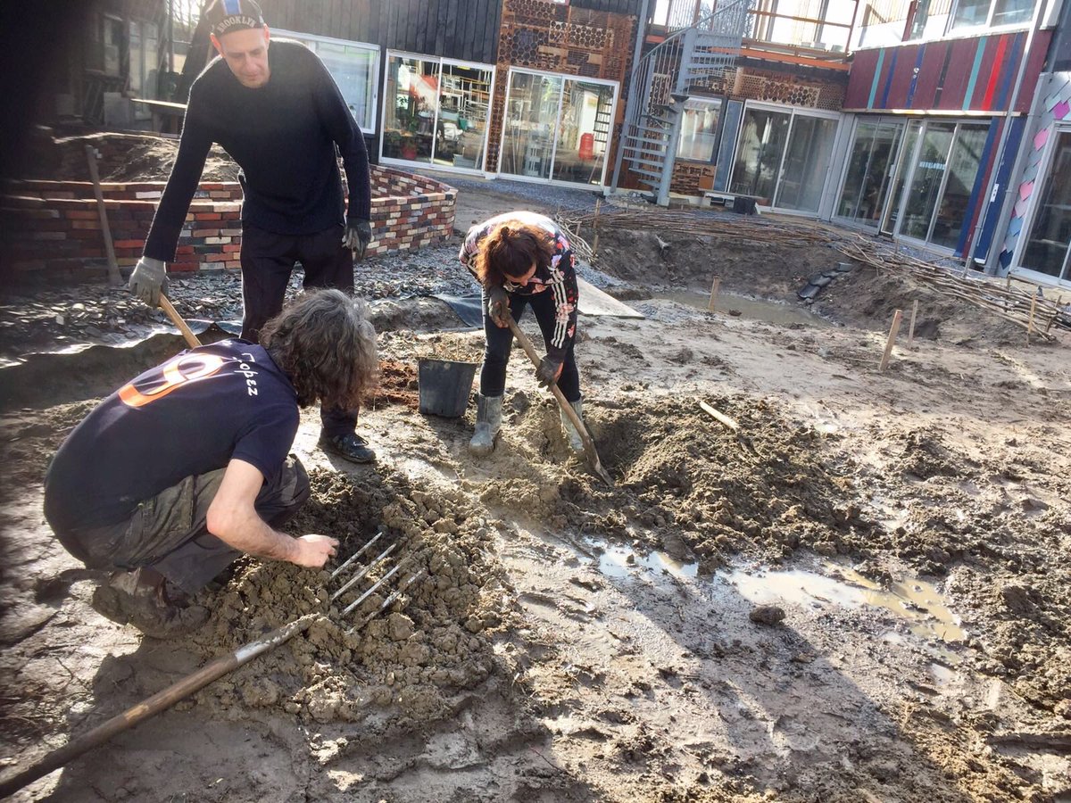 hofvancartesius's tweet photo. Nog even wachten en das ie echt groen! Dagje spitten en bomen planten met onze hofkanjers. #hoftuin #cooperatie #26fruitboompjes #moestuinbijnaklaar https://t.co/yKVPD6wLK8