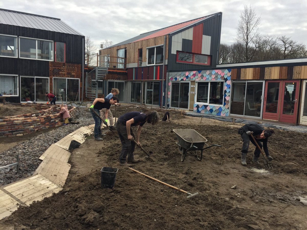 hofvancartesius's tweet photo. Nog even wachten en das ie echt groen! Dagje spitten en bomen planten met onze hofkanjers. #hoftuin #cooperatie #26fruitboompjes #moestuinbijnaklaar https://t.co/yKVPD6wLK8