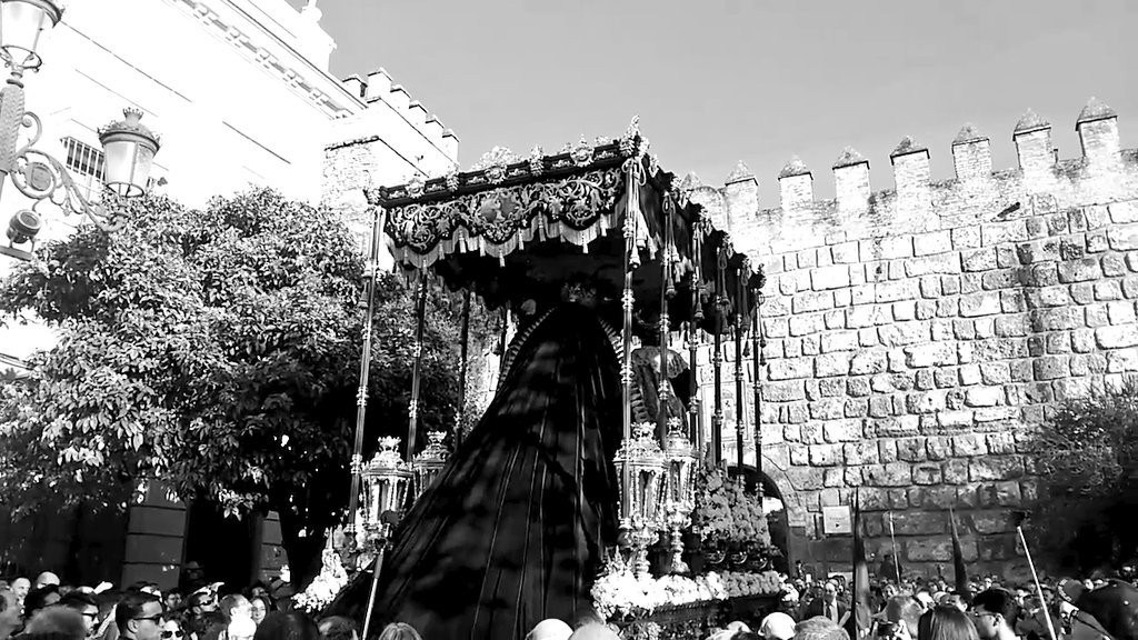 ManoloRL's tweet photo. 19:15h Vestida de Sol.
Con "Dulce Nombre" de Lerate, y la centenaria "Soleá dame la mano" pasó el heterodoxo palio de @hdaddelsol por Plaza del Triunfo. https://t.co/AFbtzeHXZq