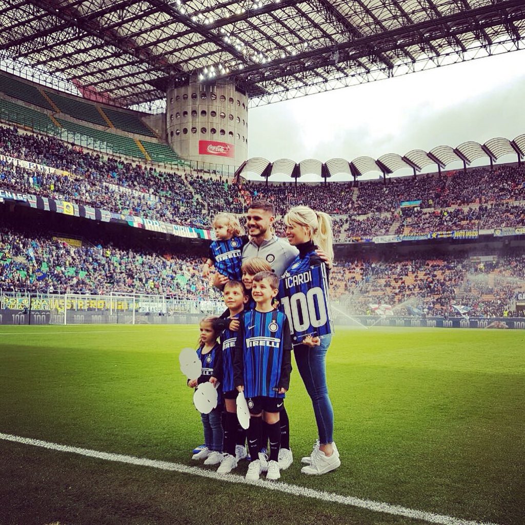 wanditanara's tweet photo. Hermoso homenaje para @MauroIcardi un estadio emocionado ,feliz y de Pie !!! https://t.co/18TyrdQrCo