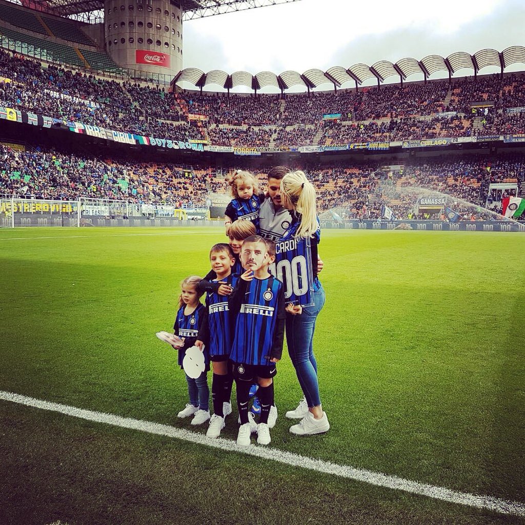 wanditanara's tweet photo. Hermoso homenaje para @MauroIcardi un estadio emocionado ,feliz y de Pie !!! https://t.co/18TyrdQrCo