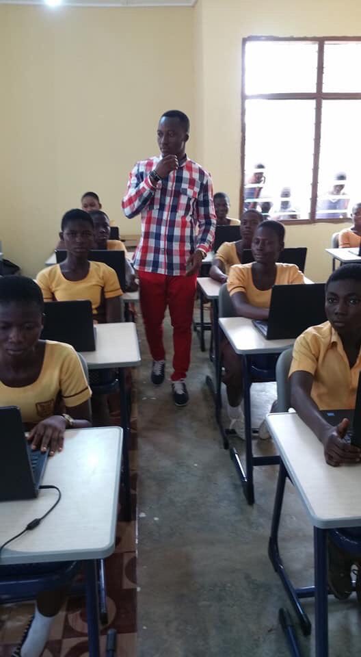 bestprice_ng's tweet photo. Microsoft has donated Laptops to Ghana school where an ICT teacher, Owura Kwadwo Hottish used a blackboard to teach students Microsoft Word . https://t.co/TzfNxeebbN