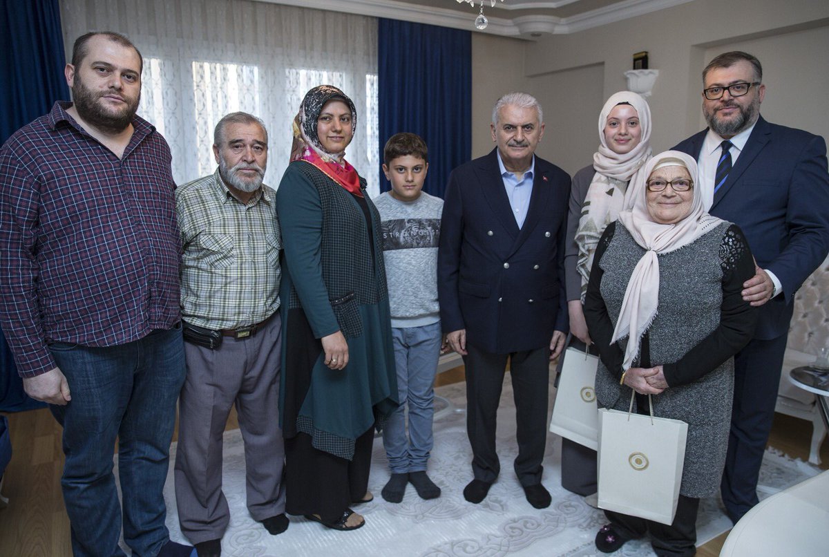 BY's tweet photo. Başbakan Yıldırım, İzmir Tire'de Gülten-Gökçe Ok çiftinin evini ziyaret etti. https://t.co/uUtGQQI0RJ