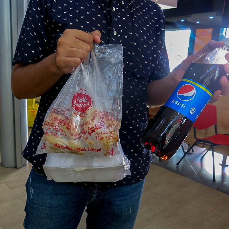 PolloSabrosoVE's tweet photo. Fiesta, compartir, gusto, encuentro y cumpleaños, son algunas de las palabras que te acompañan con el Combo me lo Llevo. ¡Sabor que se vive!🎉🍗

#PolloSabroso #Combo #Combinacion #Comida #Sabor https://t.co/b8BMD5vGhQ