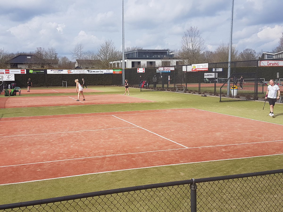 TennisTotaalOpe's tweet photo. Het middagprogramma loopt op zijn einde. De latere wedstrijden gaan beginnen. Laatste ronde is om 19:00u. Wil je nog toptennis zien, dan is dit je kans! #flextraopen #hoogeveen #tennis https://t.co/PHqgGMCPo6