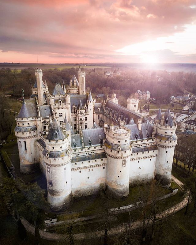 hautsdefrance's tweet photo. #Pierrefonds #LeTouquet #Lille #Chamouille Découvrez nos #photos de la semaine sur #Instagram ! 👉 https://t.co/OsiPYHMEVV https://t.co/2rkN3wZFNC