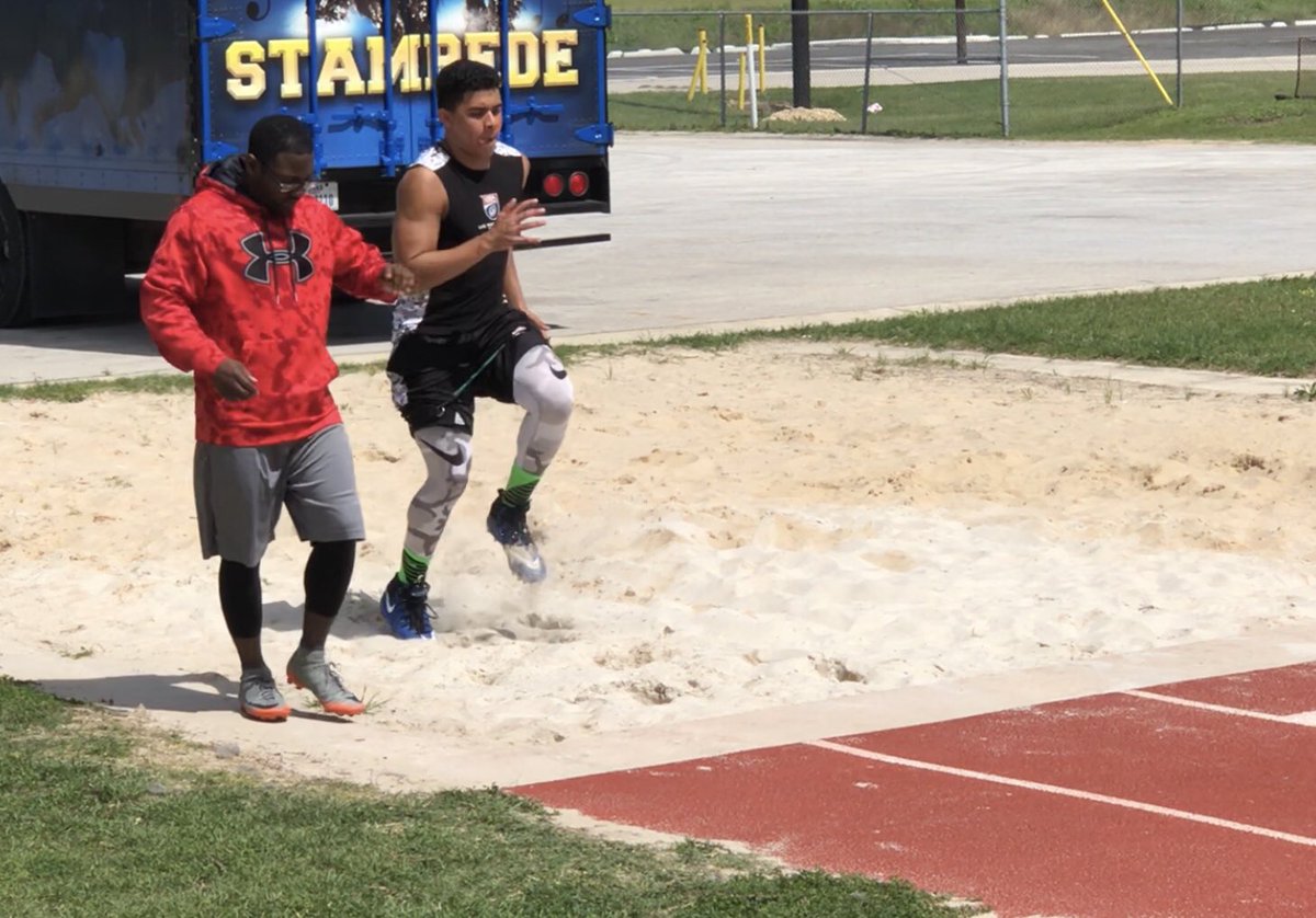 The_SavageSeth's tweet image. Saturday grind with @Bbetterskillz @BKYLESaTXShado6 @cleroy3 #workhardbbetter