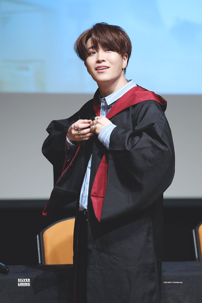 choiyjpics's tweet photo. 180323 🎓 https://t.co/xJMMEG8k8K