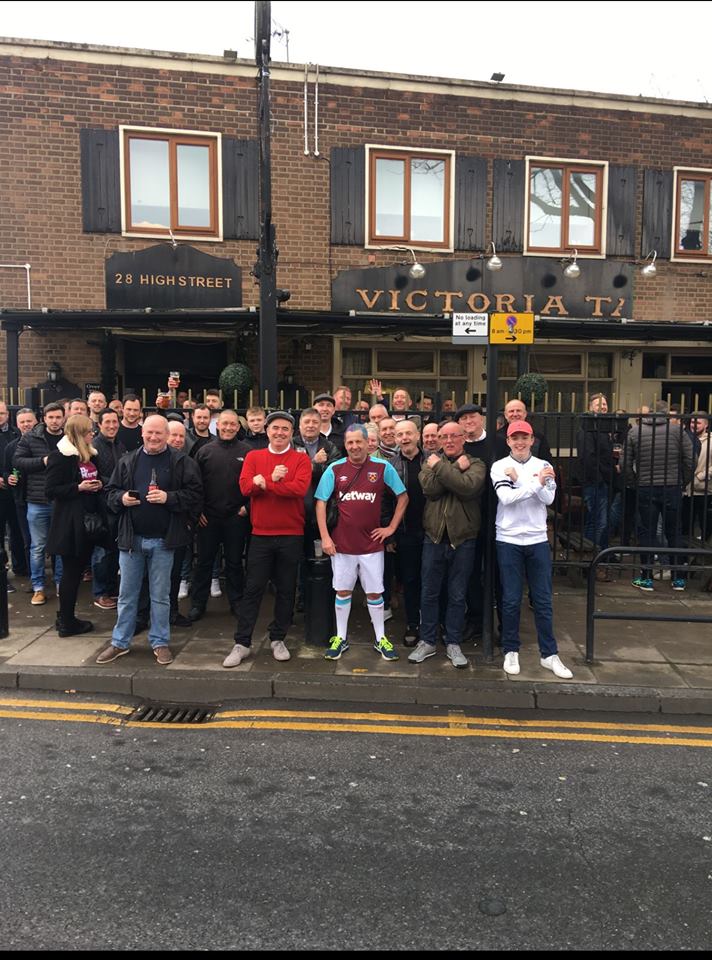 boleynbadges's tweet image. posted by neil taylor 

At the end of the day everything else  palls into insignificance when a  top top fella  a MILLWALL fella runs  13 miles and raises 20k for a  little girl from a west ham family
 Top  bloke

utter respect for the bloke and big respect from boleyn badges