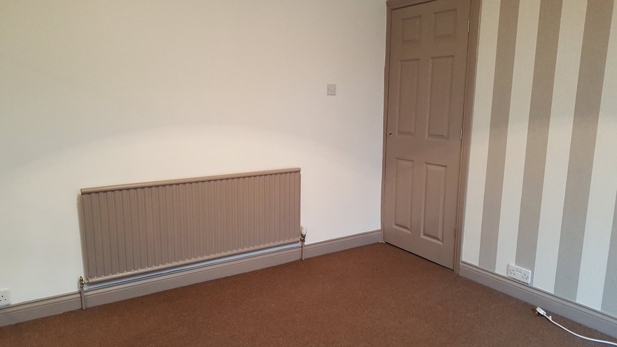 SarahsRaceVids's tweet image. Todays jobs ✔ #easterdecorating #whiteglosstotaupe #risky #loveit 😍