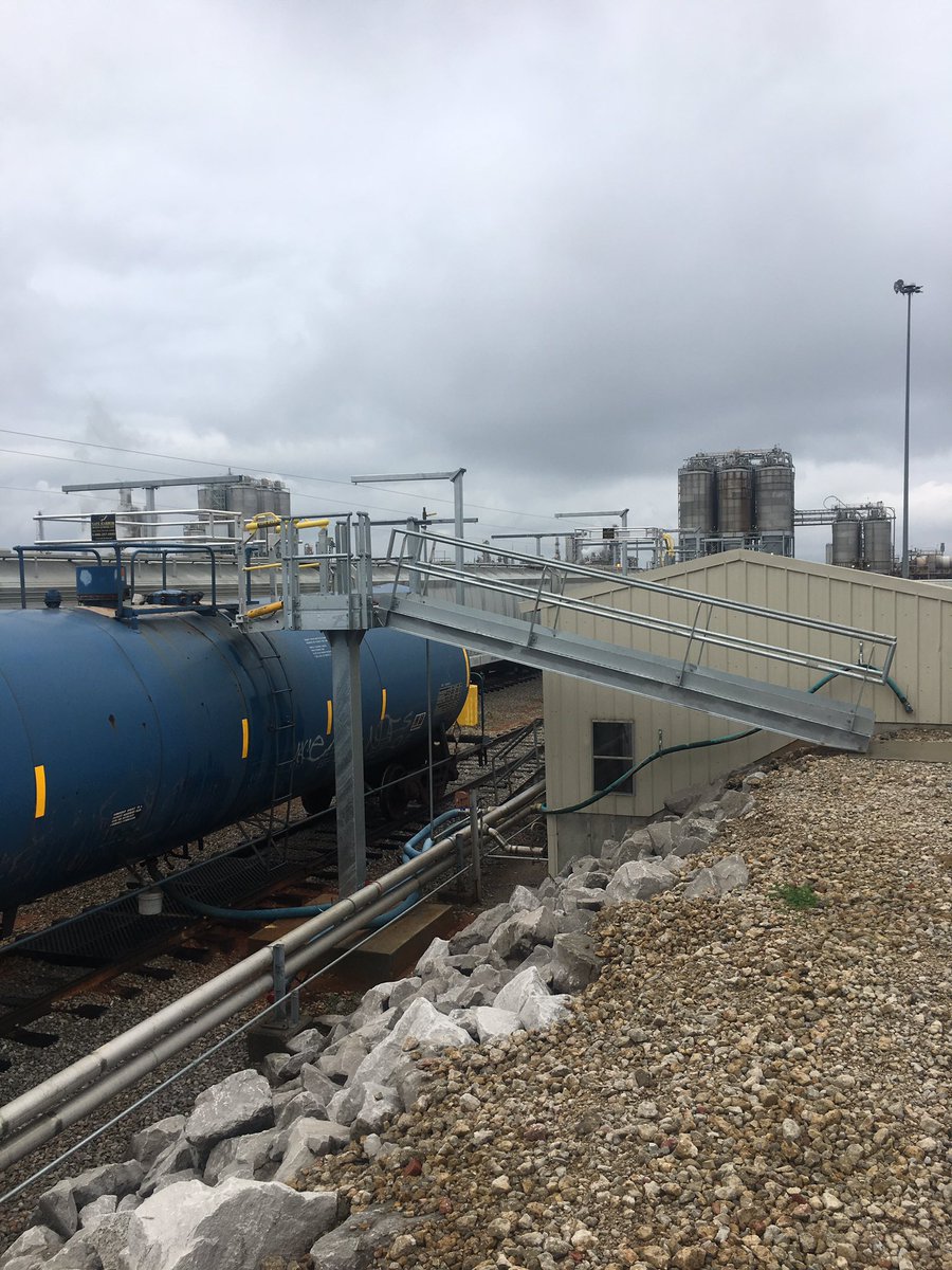 RacksLoading's tweet image. Let us help you with your custom rail or truck access. With over 100 years of combined experience, we&apos;ll come up with a successful project that will suit your needs