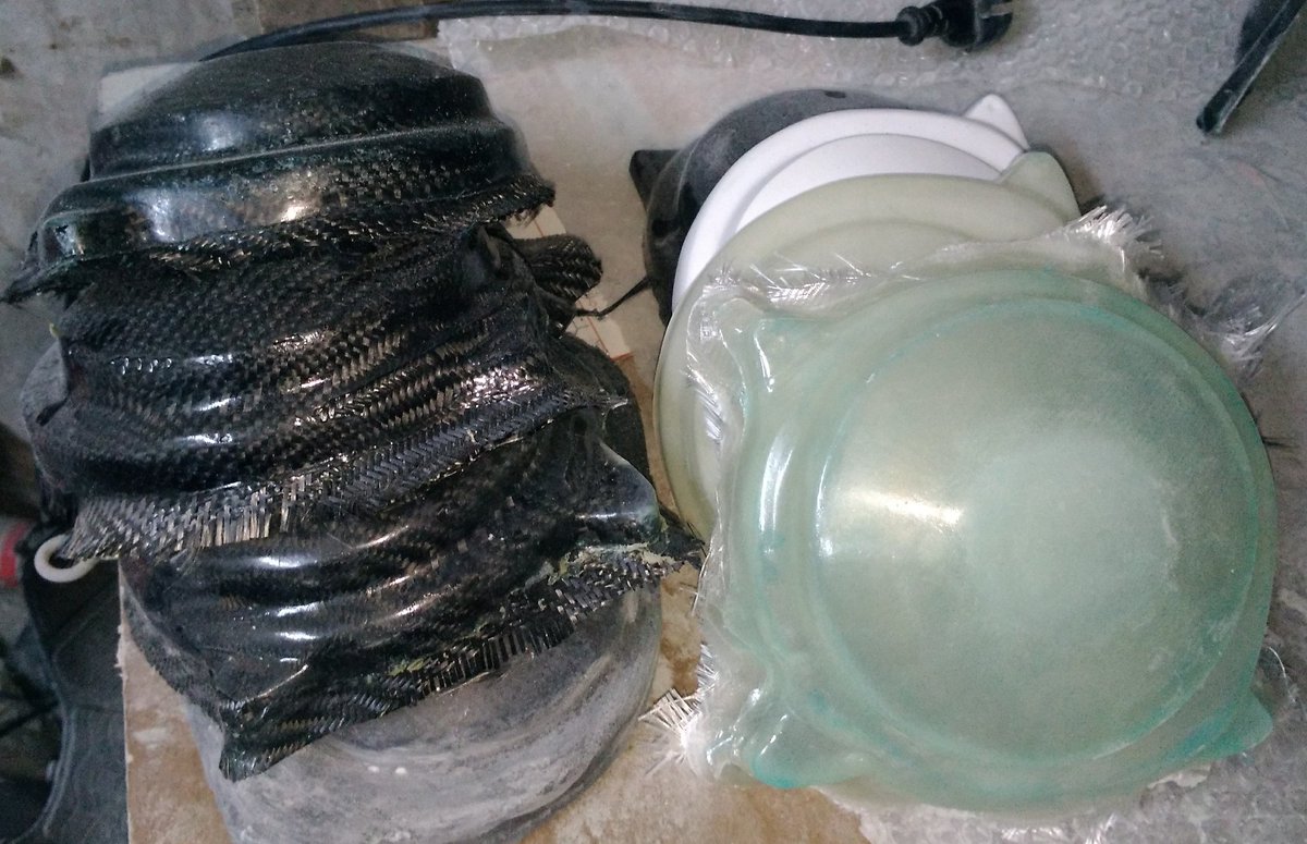 sudigiri86's tweet photo. Un paio di #cover #accensione #minarelli da sistemare e riprofilare.
#sudigiri #usopista #racing #carbonio #vtr #fibra #epox #compositi #laminazionemanuale #passione #ingarage #pocopeso #tantaresa #MadeInItaly https://t.co/Sv6VSLx7Bv