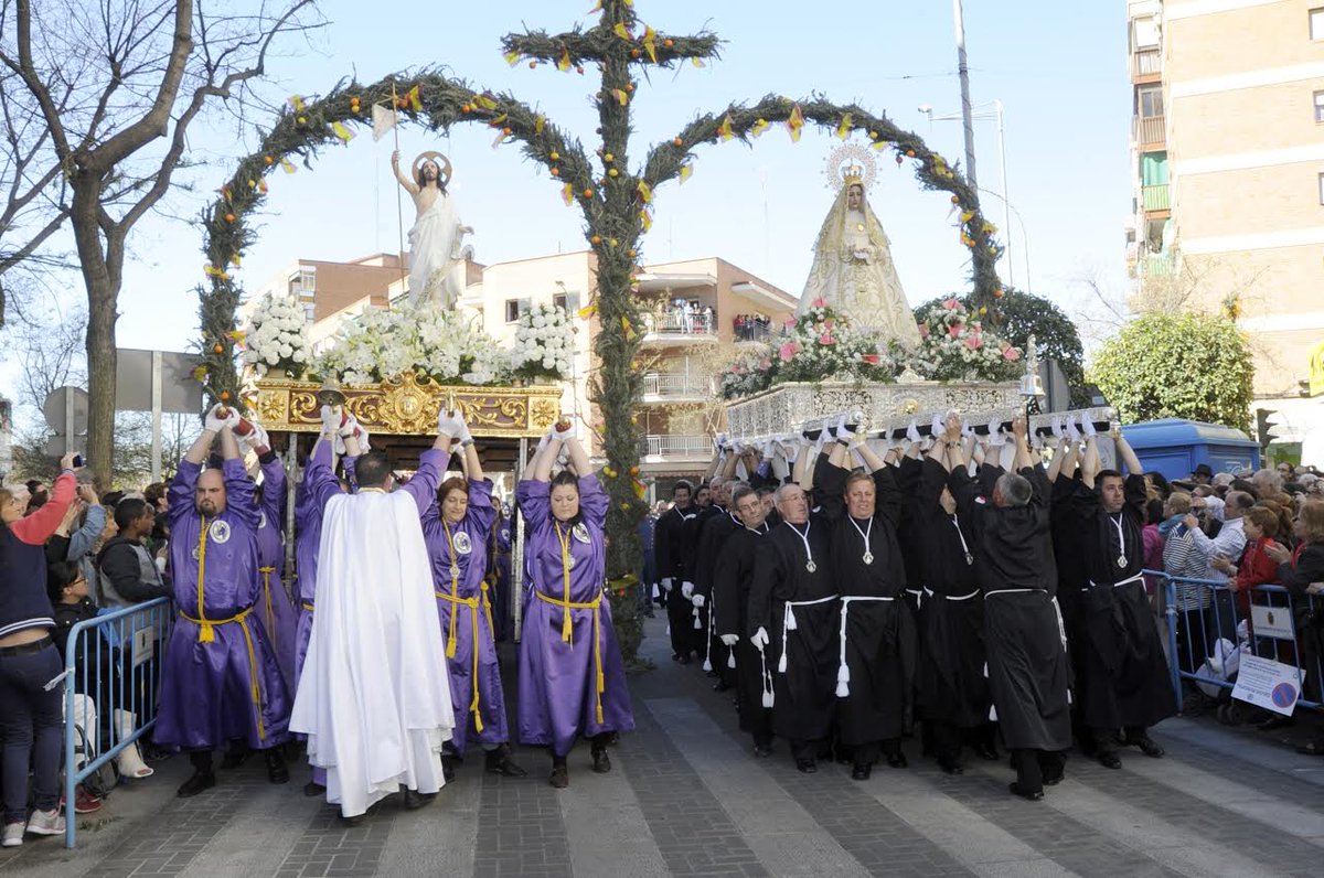 En la  procesión del encuentro de #Móstoles en la zona de  gta 4 caminos, por motivos de seguridad NO SE PERMITIRÁ coger nada hasta que los arcos estén en el suelo <a href="/AytoMostoles/">Ayuntamiento de Móstoles</a> <a href="/soledadmostoles/">H. Soledad y Yacente</a> <a href="/jesusnazarmost/">Real Cofradía Jesús Nazareno y Cristo Resucitado</a>
Deberán atenderse indicaciones de <a href="/policiaMostoles/">Policía Municipal de Móstoles</a> y <a href="/protemostoles/">AVPC Móstoles</a>