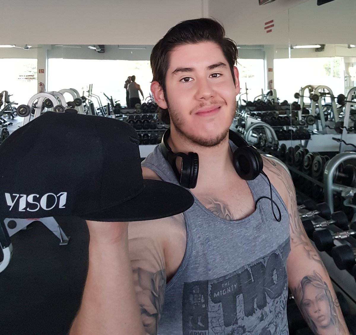 elKiddM's tweet photo. Que bonito se siente venir a 1 Gym al cual nunca asisto y toparme con gente totalmente desconocida usando mi gorra. La gente me saluda con gusto y elogia la calidad de nuestro producto. Señal de que vamos x buen camino. GRACIAS a todos nuestros clientes 🙏 #viso1 #selfemployed https://t.co/y1IzdD2I2e