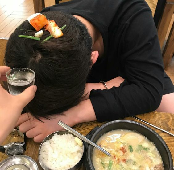 Gresiteisland's tweet photo. I win✌️✌️✌️ #lookathim #poorbby #susu https://t.co/EWRDrOj6qe