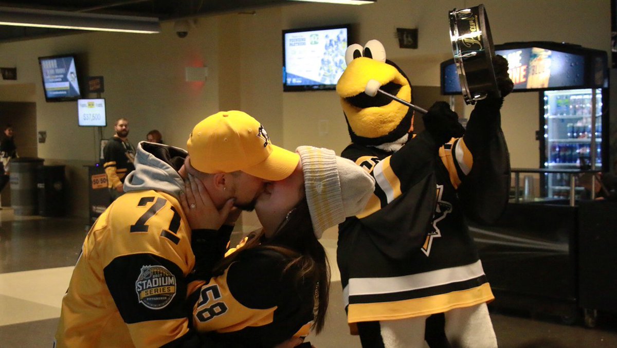 penguins's tweet image. WE HAVE AN ENGAGEMENT IN THE BUILDING! 

Congratulations Justin and Christina! 🤵👰