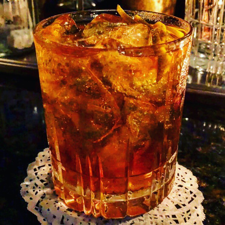DoppelBar's tweet photo. #ClasicosDelDoppel
“Lombán”:
Bourbon Jim Beam Black+Mandarine Napoleon+Cinzano rosso 1757+PunteMes+piel pomelo 🥃
#10añosDeDoppel
#BeberExtraordinario
#ElPoderDeDoppel
#LSV #LaSedVerdadera
#BeberDoppel #DoppelLuegoExisto #NadaComoDoppel
#DondeSiNo
#QueVasAHacerDeTuVida https://t.co/OwEn8NGbdb